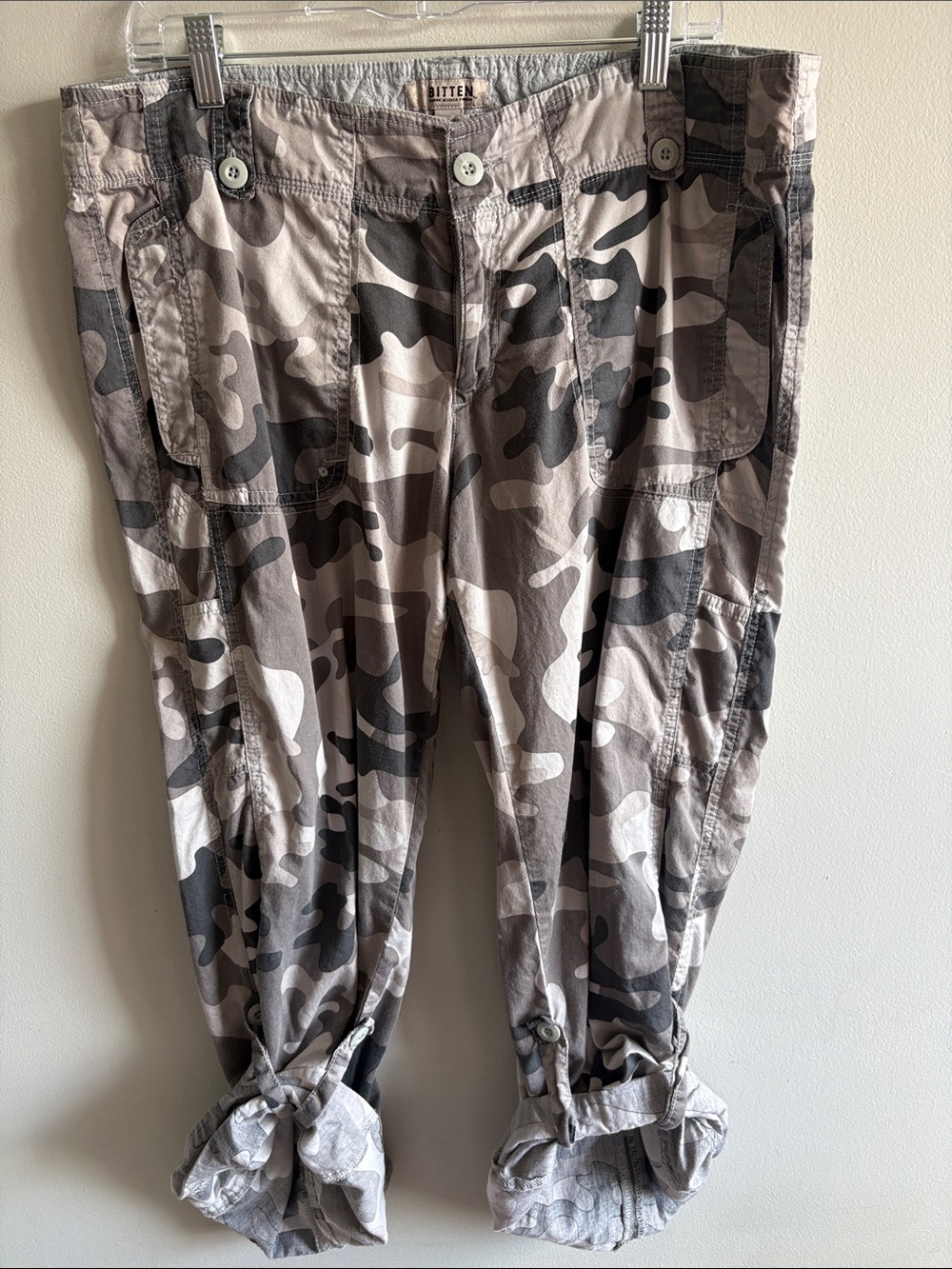 Bitten Sarah Jessica Parker Camo Cargo Capris Size 14 Y2K Utility Pants